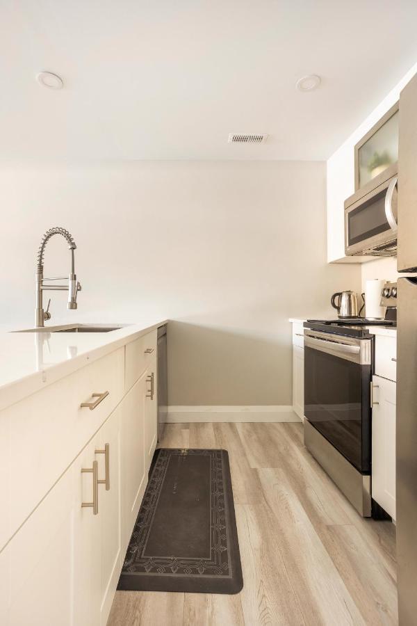 Entire 2 Bedroom Apartment Downtown - U1 Kitchener Dış mekan fotoğraf
